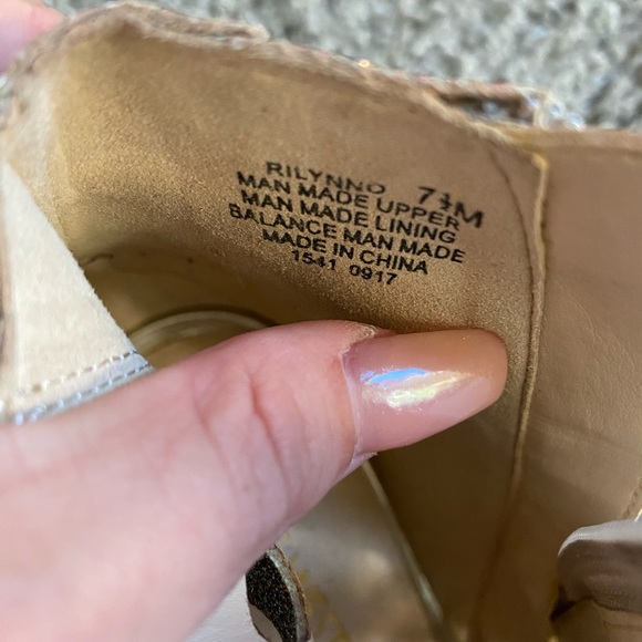 Gold heels - Picture 3 of 3